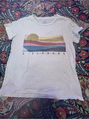 NWOT - Cool Billabong White Logo Crewneck Tee